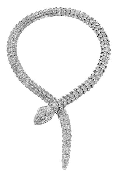 <strong> BVLGARI｜ブルガリ</strong><br><br>「セルペンティ」のネックレスには贅沢にも76.31カラットものパヴェダイヤモンドが使われている。<br><br>©BVLGARI
