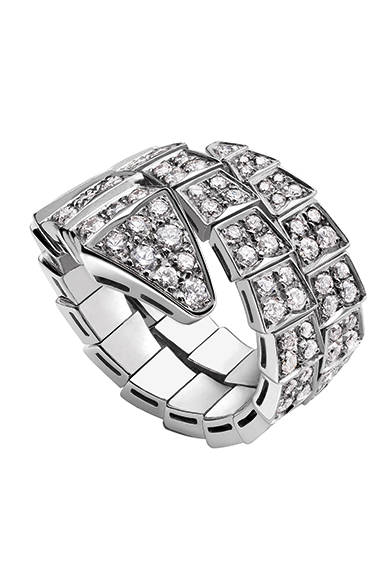 <strong> BVLGARI｜ブルガリ</strong><br><br>指に優美にからみつくブルガリのリング「セルペンティ」。<br><br>©BVLGARI