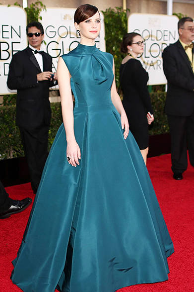 <strong>Felicity Jones｜フェリシティ・ジョーンズ</strong><br><br>『博士と彼女のセオリー』でドラマ部門の主演女優賞にノミネートされたいたフェリシティ・ジョーンズ。深いグリーンのディオールのドレスはひときわ会場でも目立っていた。クラシカルなヴァン クリーフ＆アーペルのジュエリーを合わせて。 <br><br>Felicity Jones - Van Cleef & Arpels - Photo byChristopher Polk/NBC - Getty Images