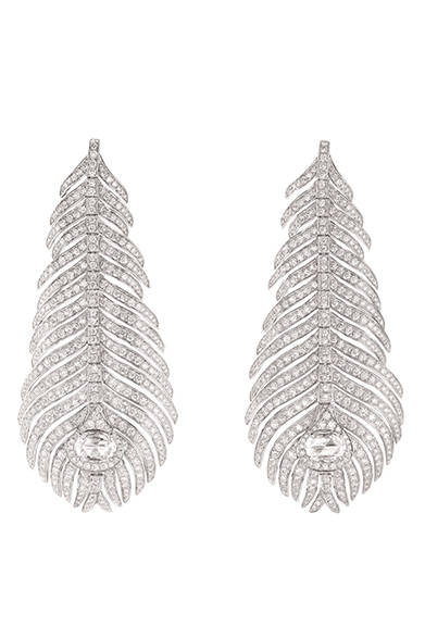 <strong>BOUCHERON｜ブシュロン </strong><br><br>ダイヤモンドとホワイトゴールドの「プリュム ドゥ パオン」のイヤリング。<br><br>©Boucheron