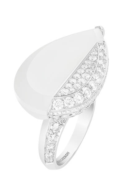 <strong>BOUCHERON｜ブシュロン </strong><br><br>フロスト・ロッククリスタルとダイヤモンドを大胆に配した「キャリグラフィック」リング。<br><br>©Boucheron