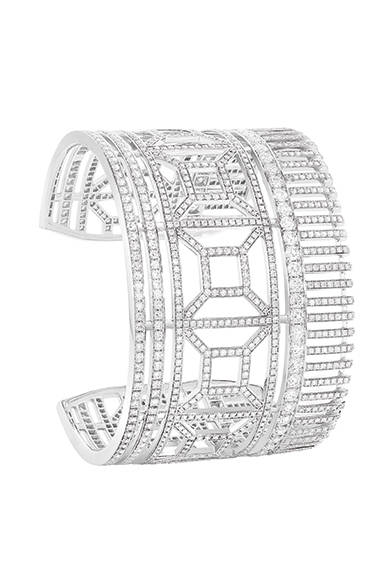 <strong>BOUCHERON｜ブシュロン </strong><br><br>ブシュロンの「キャトル ラディアント」のカフブレスレットで手元に繊細な輝きを演出。<br><br>©Boucheron