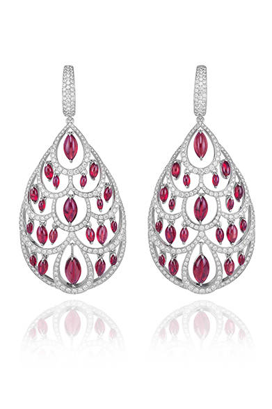 <strong>Chopard｜ショパール</strong><br><br>カボションカットのルビーとダイヤモンドでリーフをかたどった「レッドカーペット コレクション」<br><br>©Chopard