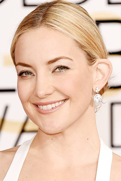 <strong> Kate Hudson｜ケイト・ハドソン</strong><br><br>フォーエバーマークの10カラットにもおよぶ大粒のダイヤモンドが耳元で揺れる。<br><br>