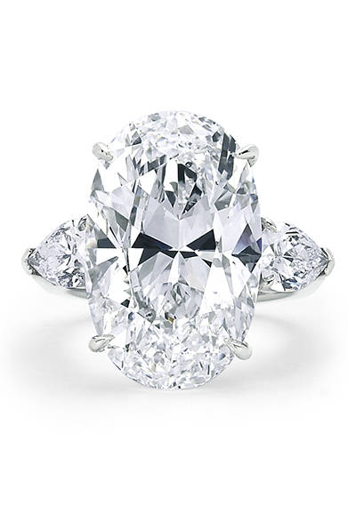 <strong> Forevermark｜フォーエバーマーク</strong><br><br>ケイトの指を飾ったリングもフォーエバーマークから。センターストーンは、14.58カラットのオーバルカット ダイヤモンド。脇石はペアシェイプダイヤモンド。<br> <br>©Forevermark