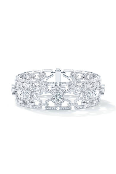 <strong> Forevermark｜フォーエバーマーク</strong><br><br>手元は透かし模様が美しいダイヤモンドバングルを重ね付け。<br><br>©Forevermark
