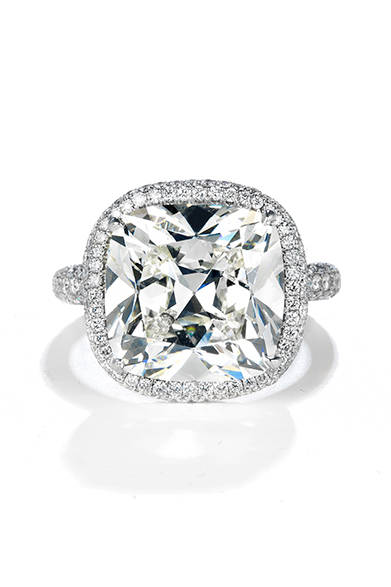 <strong>  Forevermark｜フォーエバーマーク</strong><br><br>日本でも人気の「センター・オブ・ユニバース」の大粒ダイヤモンドリングを着用した。<br><br>©Forevermark