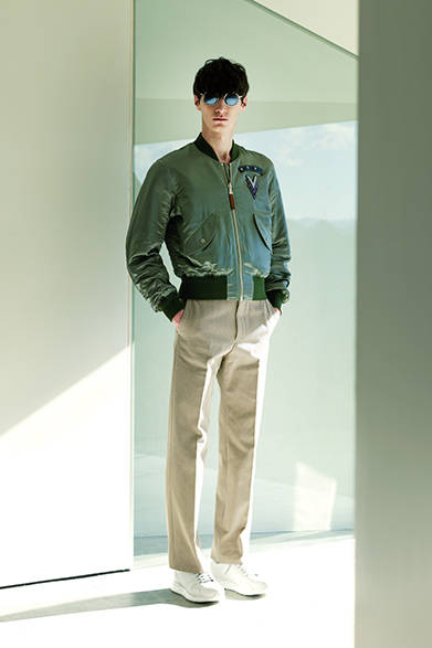 <strong>LOUIS VUITTON｜ルイ・ヴィトン</strong><br><br>ジャパン エクスクルーシブカラーのブルゾンは、表面がカーキ、中面がオレンジになったリバーシブル仕様。左胸にはアイコニックな“トリプルV”の刺しゅうがあしらわれ、モダンなミリタリーテーストが表現されている。<br><br>ブルゾン37万4760円［日本限定］※2月中旬〜3月入荷予定、パンツ11万6640円　※2月中旬〜3月入荷予定、シューズ11万6640円　※2月上旬入荷予定、サングラス7万6680円　※1月末入荷予定（ルイ・ヴィトン／阪急メンズ大阪1階）