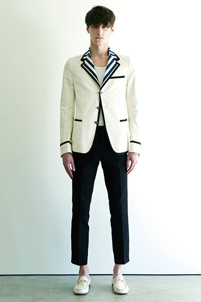 <strong>GUCCI｜グッチ</strong><br><br>マリンをテーマに掲げる今シーズンのグッチは、ラペルにストライプを配したクリーンなイメージのジャケットに、クロップドパンツで軽快さをプラス。ヴィンテージ調の加工がほどこされたビットローファーも、抜け感のある着こなしに欠かせないアイテムだ。<br><br>ジャケット39万2040円、パンツ12万4200円、タンクトップ7万200円、シューズ10万3680円　※すべて2月中旬入荷予定（グッチ／阪急メンズ大阪2階、阪急メンズ東京2階）