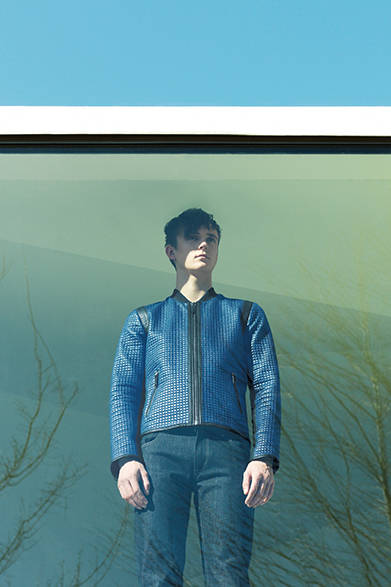 <strong>DOLCE ＆ GABBANA｜ドルチェ＆ガッバーナ</strong><br><br>ナイロンキルティングに、ラムレザーのトリミングがほどこされたネイビーのブルゾンと美しいテーパードシルエットのデニムを合わせたコーディネートは、大人のカジュアルにふさわしい品格のあるスタイル。ブルゾンとデニムによる異なるネイビーのニュアンスのちがいを楽しんで。<br><br>ブルゾン34万200円［阪急メンズ限定］、デニム6万4800円　※ともに2月下旬入荷予定（ドルチェ＆ガッバーナ／阪急メンズ大阪2階、阪急メンズ東京3階）