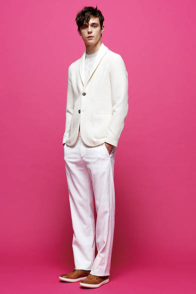<strong>GIORGIO ARMANI｜ジョルジオ アルマーニ</strong><br><br>ショールカラーのジャケットはアンコン仕立てでカーディガンのような軽やかな着心地。全体をピュアなホワイトでまとめつつも、そこはかとない男性らしさと「ジョルジオ アルマーニ」ならではの世界観が漂っているのも魅力だ。<br><br>ジャケット20万5200円、パンツ8万1000円、ニット7万3440円、シューズ9万5040円（ジョルジオ アルマーニ／阪急メンズ大阪3階、阪急メンズ東京3階）
