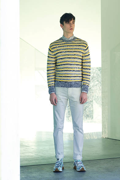 <strong>DIOR HOMME｜ディオール オム</strong><br><br>コットン100パーセントのローゲージニットはシャツの上にレイヤードして、清潔感のあるスタイルに。ホワイトデニムをロールアップした都会的なマリンスタイルが心地よい週末の時間を演出してくれるだろう。<br><br>ニット14万400円［阪急メンズ大阪先行販売］、パンツ9万7200円、シャツ9万7200円、シューズ16万2000円　※すべて2月下旬入荷予定（ディオール オム／阪急メンズ大阪2階）