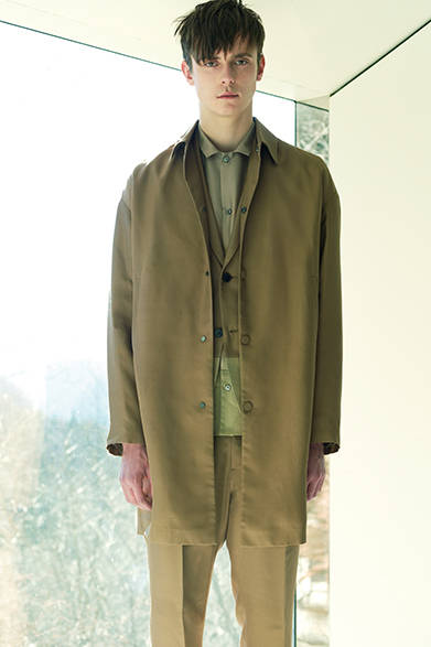 <strong>VALENTINO｜ヴァレンティノ</strong><br><br>ジャケットとシャツのカラーブロッキングパターンを巧みに組み合わせたコーディネート。クチュールの高い技術によって、モダンなリラックス感を漂わせた注目のルックは、やはりコートを羽織ってトータルでの着こなしを実践したい。<br><br>コート24万1920円、ジャケット30万2400円、パンツ11万8800円、シャツ11万2320円　※すべて2月下旬入荷予定（ヴァレンティノ／阪急メンズ大阪2階、阪急メンズ東京2階）