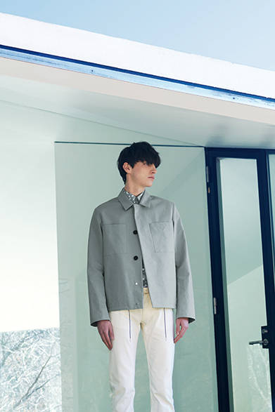 <strong>JIL SANDER｜ジル・サンダー</strong><br><br>アブストラクトロゴプリントのシャツにノーブルなレザーのドローストリングブルゾンを合わせ、上品な着こなしに。細身のホワイトデニムがより一層、コーディネートにクリーンでエフォートレスな空気感をくわえてくれる。<br><br>ブルゾン25万7040円［阪急メンズ限定］、デニム7万3440円［阪急メンズ限定］、シャツ8万8560円　※すべて2月下旬入荷予定　ベルト4万2120円（ジル・サンダー／阪急メンズ大阪3階、阪急メンズ東京3階）