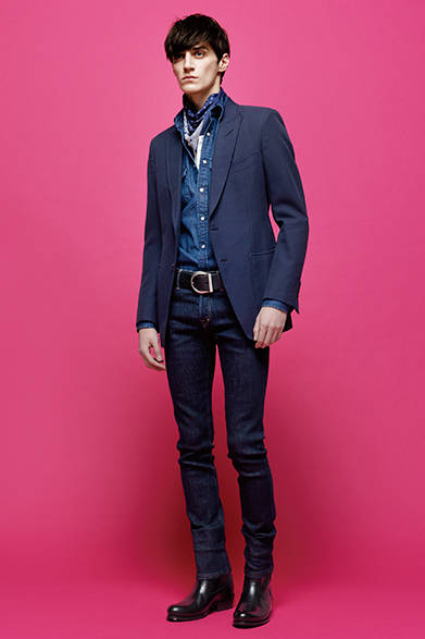 <strong>TOM FORD｜トム フォード</strong><br><br>ライニングレスのジャケットは、オーバーシャツのような感覚で着こなせる新作。ボトムスはアメリカのデニムファクトリーで生産されたあたらしいデニムラインのスリムフィットモデル。アメリカンカジュアルをラグジュアリーかつセクシーへと昇華したリアリティのあるコーディネートだ。<br><br>ジャケット45万3600円、デニム8万6400円、シャツ6万4800円、バンダナ3万7800円、ベルト14万400円、シューズ25万9200円　※すべて2月上旬入荷予定（トム フォード／阪急メンズ大阪3階、阪急メンズ東京3階）