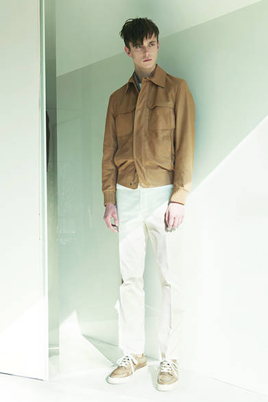 <strong>Berluti｜ベルルッティ</strong><br><br>“スポーツクチュール”のエッセンスが香る、薄く軽やかな仕上がりのレザーブルゾンをキーとしたスタイリング。足元は今シーズンの新作となる、人気の「プレイタイム」のローカットモデル。ヴェネチアレザーにパティーヌを施したスニーカーはドレスシューズと変わらぬ、端正な顔立ち。<br><br>ジャケット109万800円、パンツ9万5040円、シャツ5万8860円、スカーフ3万7800円、シューズ18万2520円（ベルルッティ／阪急メンズ大阪1階）