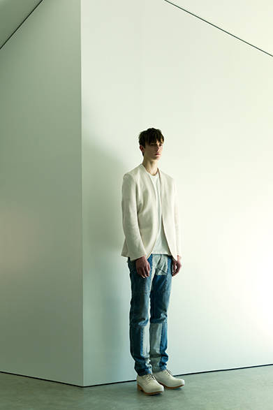 <strong>MAISON MARTIN MARGIELA｜メゾン マルタン マルジェラ</strong><br><br>時代を象徴するかのようなノーカラージャケットは、ニットのような軽やかな質感。メゾンらしさのアイデンティティが感じられるパッチワークのデニムを合わせて、さり気ない品格と遊び心のあるコーディネートを楽しんでほしい。<br><br>ジャケット10万440円［阪急メンズ限定］、デニム14万9040円、カットソー3万7800円　※すべて2月上旬入荷予定、シューズ10万5840円（メゾン マルタン マルジェラ／阪急メンズ大阪2階、阪急メンズ東京2階）