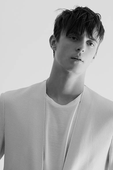 <strong>MAISON MARTIN MARGIELA｜メゾン マルタン マルジェラ</strong><br><br>ジャケット10万440円［阪急メンズ限定］、デニム14万9040円、カットソー3万7800円　※すべて2月上旬入荷予定、シューズ10万5840円（メゾン マルタン マルジェラ／阪急メンズ大阪2階、阪急メンズ東京2階）