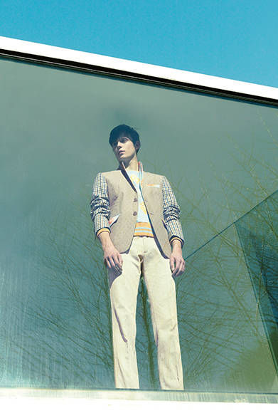 <strong>ETRO｜エトロ</strong><br><br>ツイル無地×英国調チェックといったさまざまな色と柄、パターンを自在に組み合わせた、エトロらしい自由で遊びのあるルック。スポーティーさを演出するジャージー素材のあしらいも、今季的な開放感をもたらすポイントといえる。<br><br>ジャケット27万円、パンツ9万6120円、トップス8万2080円（エトロ／阪急メンズ大阪3階、阪急メンズ東京3階）