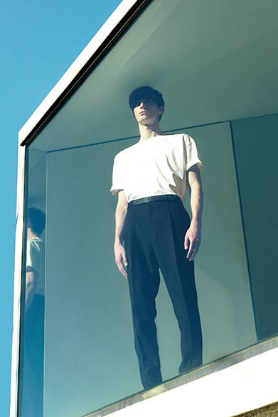 <strong>LANVIN｜ランバン</strong><br><br>ドロップショルダーのトップスはTシャツの形状ながらも、その上質な生地感とフォルムによって、ラグジュアリーな意匠が漂うデザインに。ノーブルなブラックのパンツと合わせた、シンプルなスタイルながらもクラス感が漂っている。<br><br>トップス5万6160円［百貨店限定］、パンツ8万4240円［百貨店限定］※ともに2月中旬入荷予定（ランバン／阪急メンズ大阪2階、阪急メンズ東京2階）