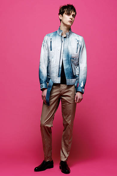 <strong>FENDI｜フェンディ</strong><br><br>サンドブラスト加工で、ヴィンテージデニムのようなフェード感のある柄をプリントしたレザーブルゾンは革新と実験的要素が表現された一着。レザーにボンディング加工をほどこし、ラグジュアリーとリラックスの融合を実現した希有なアイテムだ。<br><br>レザーブルゾン37万1520円、パンツ4万2120円、ニット5万1840円、シューズ9万720円（フェンディ／阪急メンズ大阪3階、阪急メンズ東京3階）