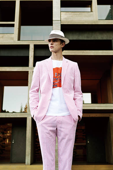 <strong>MARC JACOBS｜マーク ジェイコブス</strong><br><br>シアサッカーのセットアップは、ラペルにドットのような見せ方のステッチを入れたもの。インナーにはTシャツを合わせてリラックス感を醸しつつ、さらにハットをくわえることでモダンジェントルマン的なリゾートスタイルに。<br><br>ジャケット16万5240円、パンツ5万1840円、Tシャツ2万5920円、ハット4万5360円（マークジェイコブス／阪急メンズ東京2階）