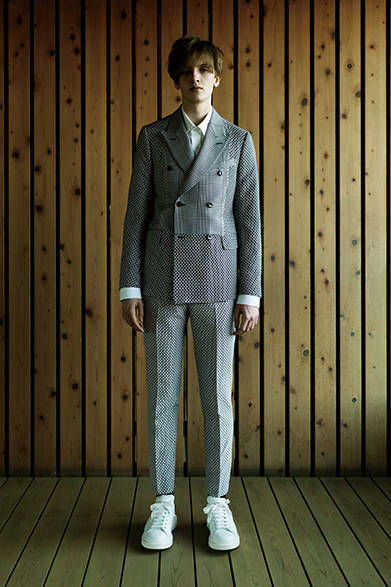 <strong>ALEXANDER McQUEEN｜アレキサンダー・マックイーン</strong><br><br>プリンス・オブ・ウェールズチェックとバーズアイのコンビネーションジャケットは、スキニーなパンツを合わせてスマートな縦長シルエットを表現。そこにオーバーサイズのシャツ合わせる、あたらしいテーラードの着こなしにも注目を。<br><br>ジャケット35万4240円［阪急メンズ限定］、パンツ12万4200円［阪急メンズ限定］、シャツ9万9360円［阪急メンズ限定］、シューズ7万8840円　※すべて1月下旬入荷予定（アレキサンダー・マックイーン／阪急メンズ大阪2階『ガラージュ D.エディット』、阪急メンズ東京2階）