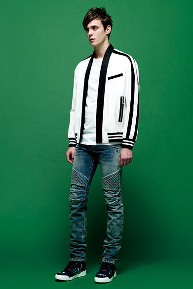 <strong>BALMAIN HOMME｜バルマン オム</strong><br><br>ブラック×ホワイトの大胆なカラーコントラストを打ち出した今季らしいルック。ジャケットはラフな印象ながらテーラードとおなじ精巧な仕上げで、定番のバイカーデニムには膝にナバホ族をイメージさせるシェヴロン紋様のダーツが入っている。<br><br>ブルゾン36万7200円［阪急メンズ限定］、デニム15万8760円［阪急メンズ限定］　※ともに2月下旬入荷予定 Tシャツ（3枚パック）4万9680円　※1月下旬入荷予定（バルマン オム／阪急メンズ大阪2階『ガラージュ D.エディット』、阪急メンズ東京2階）