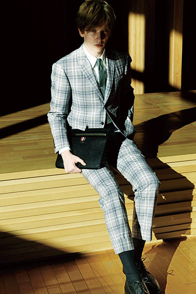 <strong>THOM BROWNE. NEW YORK｜トム ブラウン ニューヨーク</strong><br><br>グレートーンのチェック素材でつくられたセットアップ。コンパクトなジャケットと丈の短いパンツのフォルムは、ベーシックなトム ブラウンらしいもので、 チェックによってよりモダンな雰囲気へと仕上がっている。<br><br>ジャケット17万9280円、パンツ10万1520円、シャツ3万5640円、タイ2万520円、タイバー4万6440円、シューズ11万3400円、バッグ［W33×H25cm］7万200円（トムブラウン／阪急メンズ大阪2階『ガラージュ D.エディット』、阪急メンズ東京3階）