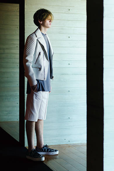 <strong>NEIL BARRETT｜ニール バレット</strong><br><br>ホワイトのピュアな世界観とスポーティーな現代的感覚をミックス。ジャケットはボンディングレザーのライダースで、着こなしにリラックス感をもたらすサイドシームジップを開けば、タイトなシルエットを生かしつつ、快適な着心地を味わえる。<br><br>ブルゾン47万1960円［阪急メンズ限定］、パンツ7万8840円、カットソー3万3480円　※いずれも1月下旬入荷予定、シューズ7万4520円（ニール バレット／阪急メンズ大阪2階、阪急メンズ東京2階）