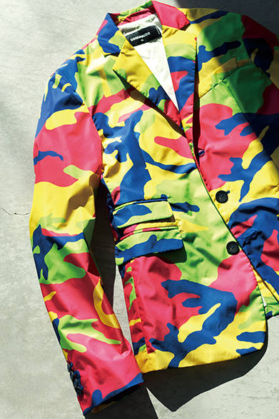 <strong>DSQUARED2｜ディースクエアード</strong><br><br>インパクトの強いネオンカラーのカモフラージュ柄という、このブランドらしい遊びが満載のジャケット。あらゆる着こなしにおいて、独特な存在感を放つ個性的なアイテムとして活躍してくれるだろう。<br><br>ジャケット15万7680円（ディースクエアード／阪急メンズ大阪2階、阪急メンズ東京2階）