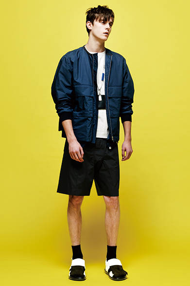 <strong>MARNI｜マルニ</strong><br><br>構築的な立体感のあるブルゾンは、軽やかなパラシュートコットン素材。首から下げたアクセサリー、ファーつきのサンダルまでカラーコーディネートを統一させた着こなしが、シックかつナチュラルな都会的なイメージを醸す。<br><br>ブルゾン21万9240円［阪急メンズ限定］、ハーフパンツ5万8320円、カットソー5万4000円［阪急メンズ限定］、カードケース3万3480円、ソックス6480円、サンダル7万8840円　※すべて2月上旬入荷予定（マルニ／阪急メンズ大阪2階『ガラージュ D.エディット』、阪急メンズ東京2階）