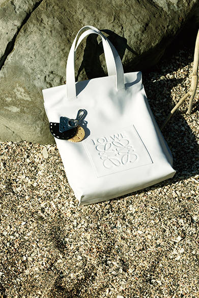 <strong>LOEWE｜ロエベ</strong><br><br>ロエベのあたらしいロゴを型押しであしらった、ジョナサン・アンダーソンによるデザインのホワイトレザーのトートバッグ。上質なものを普段使いできる大人の男性にふさわしい、シンプルで気品に満ちたデザインだ。<br><br>バッグ［W35×H40×D16cm］17万2800円、キーリング3万1320円（ロエベ／阪急メンズ大阪3階、阪急メンズ東京1階）