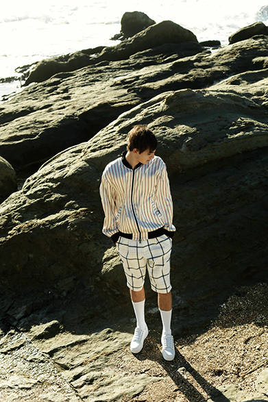 <strong>3.1 PHILLIP LIM｜3.1 フィリップ リム</strong><br><br>ストリートとプレッピーの感覚をミックスし、クリーンなストリートスタイルを完成させた今季のコレクション。ブルゾンはゴールドとホワイトのリバーシブルで、幅広い着こなしで活躍してくれるのもメリットだ。<br><br>ブルゾン12万7440円［阪急メンズ限定］、ショートパンツ7万7760円　※ともに1月下旬入荷予定、シューズ6万2640円　※2月中旬入荷予定（3.1 フィリップ リム／阪急メンズ大阪2階『ガラージュ D.エディット』、阪急メンズ東京4階）