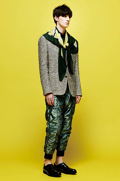 <strong>ISSEY MIYAKE MEN｜イッセイ ミヤケ メン</strong><br><br>パイナップルなどの繊維で織られたジャケットに、京都の職人の染技を活かしたスカーフを使ったスタイリング。パンツは光沢のある素材で、リブ裾が今日的なスポーティーさを演出してくれる。<br><br>ジャケット16万2000円、パンツ6万4800円、シャツ6万4800円、スカーフ3万2400円、シューズ8万6400円（イッセイ ミヤケ メン／阪急メンズ東京3階）