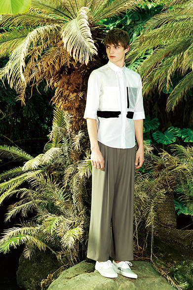 <strong>WOOYOUNGMI｜ウー ヨン ミ</strong><br><br>プルオーバーシャツに合わせたのは、2タックのリラックス感のあるパンツ。スポーティーなテイストのなかにもシルクメッシュやビスコースといった素材をくわえて、エレガンスが漂う独特なフォルムに仕上がっている。<br><br>シャツ3万9960円［阪急メンズ東京限定］、パンツ5万2920円［阪急メンズ東京限定］　※2月中旬入荷予定、 シューズ参考商品（ウー ヨン ミ／阪急メンズ東京4階 『ガラージュ D.エディット』）