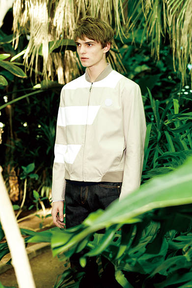 <strong>KENZO｜ケンゾー</strong><br><br> ホワイトの変形ボーダーがアクセントになったライトベージュのブルゾン。気品と遊び、シャープさをもったフランス人男性のイメージを表現したルック。デニムはセルビッチで、クリーンなイメージの薫るコーディネートに。<br><br>ブルゾン9万5040円［阪急メンズ限定］、デニム3万7800円　※ともに1月下旬入荷予定（ケンゾー／阪急メンズ大阪2階『ガラージュ D.エディット』、阪急メンズ東京4階）