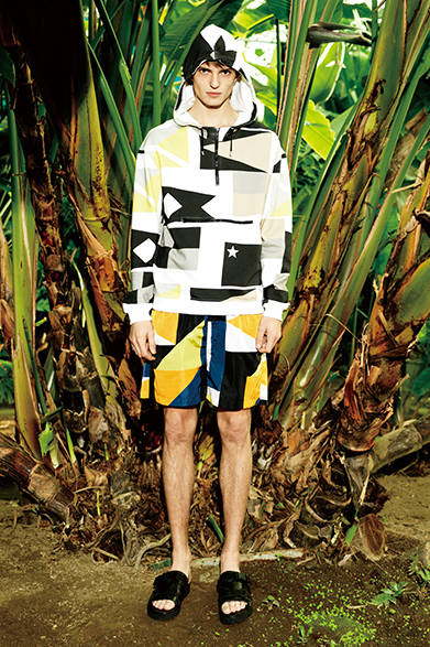 <strong>MSGM｜エムエスジーエム</strong><br><br>カラフルなパネリングは、イタリアの現代アーティスト、アルギエロ・ボエッティの作品にインスパイアされた世界各国の国旗がモチーフ。1980年代のアメリカ西海岸のカルチャーを連想させるコンフォータブルなスタイルだ。<br><br>プルオーバー6万3720円［阪急メンズ限定］、パンツ4万1040円　※ともに2月中旬入荷予定、サンダル 参考商品（エムエスジーエム／阪急メンズ大阪2階『ガラージュ D.エディット』、阪急メンズ東京4階『ガラージュ D.エディット』）
