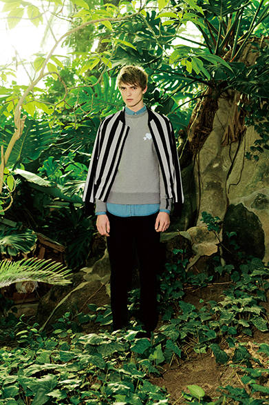 <strong>AMI ALEXANDRE MATTIUSSI｜アミ アレクサンドル マテュッシ</strong><br><br>ハートブレイカーロゴのワンポイントが効いたスウェットは、シーズンテーマのスクールを象徴する一枚。サマーデニムシャツをレイヤードして、テーパードラインが美しいデニムを合わせ、エフォートレスな空気感で着こなしたい。<br><br>ブルゾン10万872円、デニム3万1968円、スウェット3万7800円［阪急メンズ限定］、シャツ3万9312円（アミ アレクサンドル マテュッシ／阪急メンズ大阪2階『ガラージュ D.エディット』、阪急メンズ東京4階『ガラージュ D.エディット』）