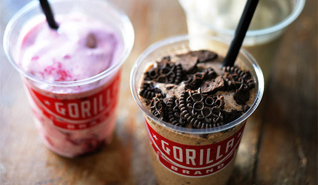 シェイク各種（バナナ&チョコレート、ダ ークチェリー&ヨーグルト、コー ヒー、バナナミルク）