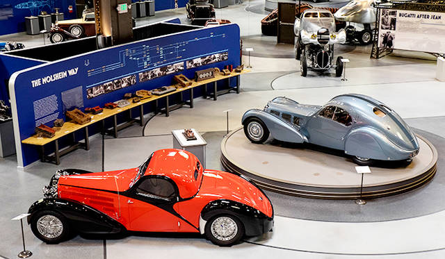 赤いモデルは2座の美しいボディを持ったタイプ57アトラント