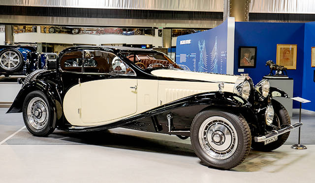 タイプ46（31年）は当時プチ・ロワイヤルとも呼ばれた高級車だが大きな傾斜のウィンドシールドなど速度を感じさせるスタイリング