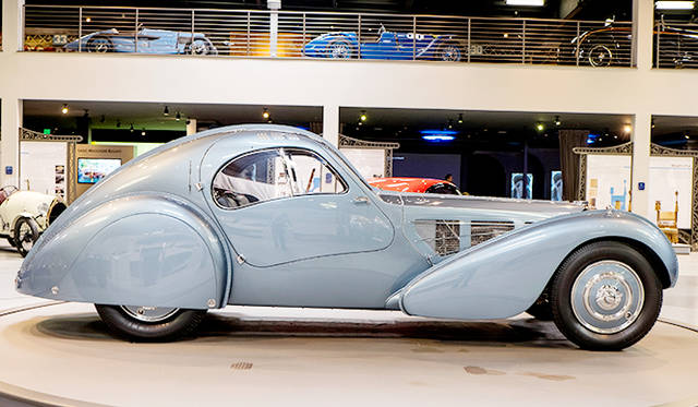 タイプ57SCアトランティク（36年）はタイプ35とロワイヤルと並んで最も有名なブガッティで、ボディを中心線に沿ってリベット留めし、当時としては異例の低いグラウンドクリアランスを持ち、流れるようなラインが目を惹くモデル