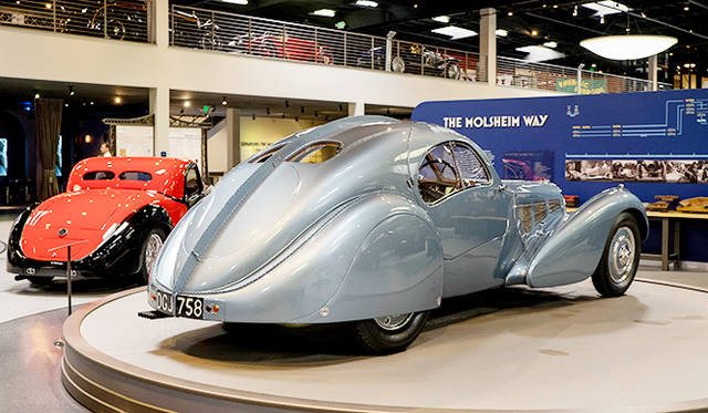 3.5リッターV8エンジンを搭載するタイプ57SCアトランティクのドアは乗降性のため切り欠きがルーフまで回り込んでいる