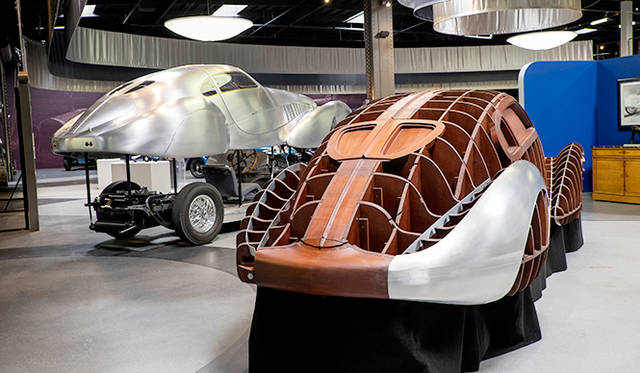 当時と同じように木枠でボディの型を作るタイプ64のディスプレイ