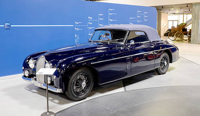 タイプ101C（51年）は戦後、ローラン・ブガッティが手がけたモデルだが、内容はエンジンを含めてタイプ57なので古さが目立ったうえ、欧州では富裕層が疲弊、米国で売るには右ハンドルと不利な条件が重なり6台が生産されたのにとどまる