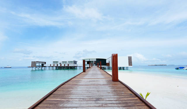 この桟橋を越えた先にスパ施設「タリサ・スパ」がある