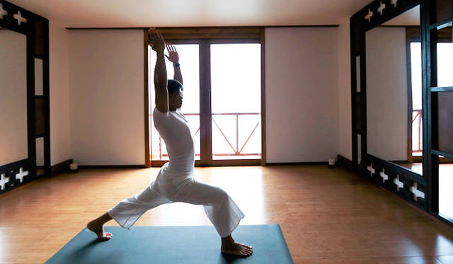 ヨガのレッスンは、美しいインド洋を眼前に臨むスタジオでおこなわれる