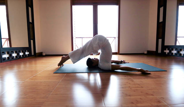 体をすっきり目覚めさせる朝ヨガ「ライズ＆シャイン」から、心身をリラックスさせて快眠へ導く夜ヨガ「リラックス＆レジュベネイト」まで、さまざまなレッスンが用意されているので、体調や気分に合わせて選びたい