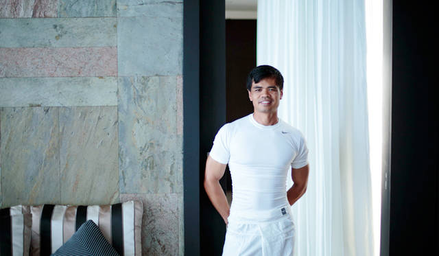 フィリピン出身のインストラクター、エルマー・ムナーさん。ヨガやピラティス、フィットネスなど、スパ以外のプログラムをすべて一任されている凄腕だ